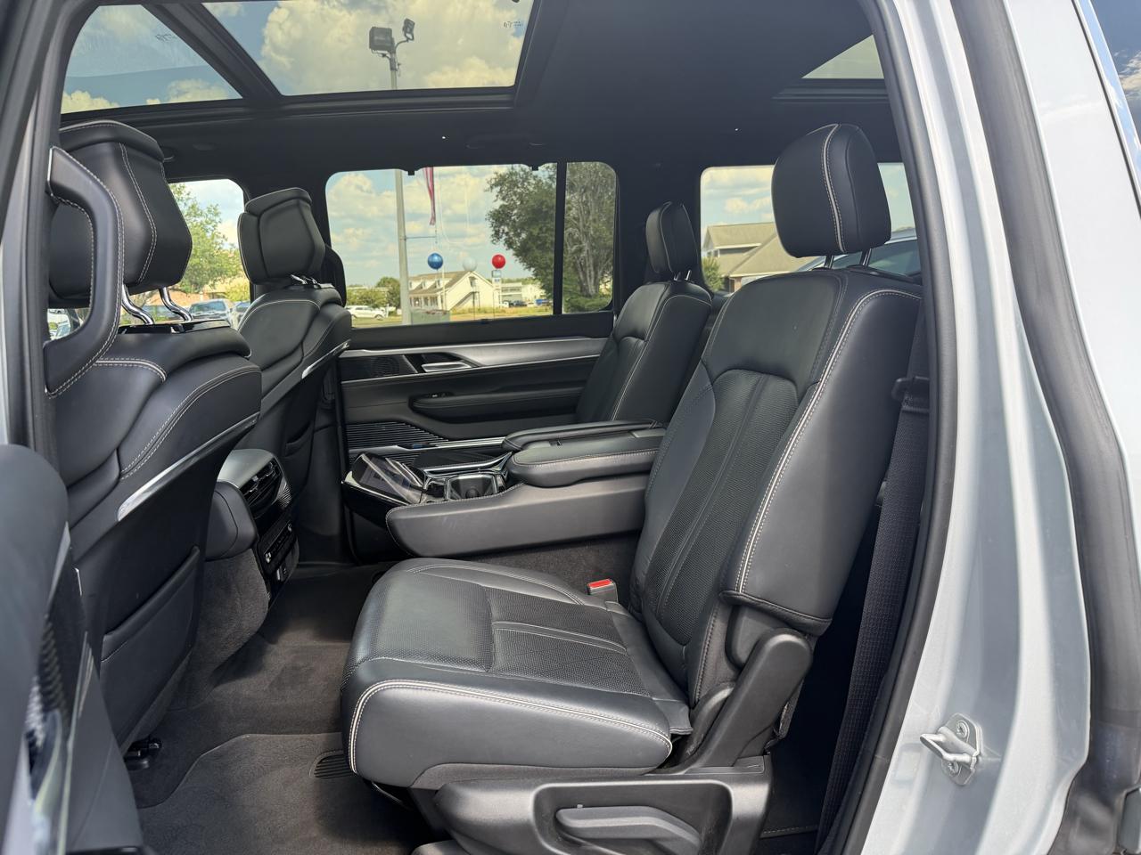 Jeep Grand Wagoneer  2023