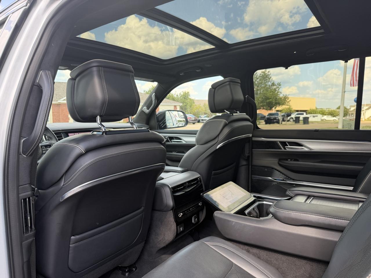 Jeep Grand Wagoneer  2023
