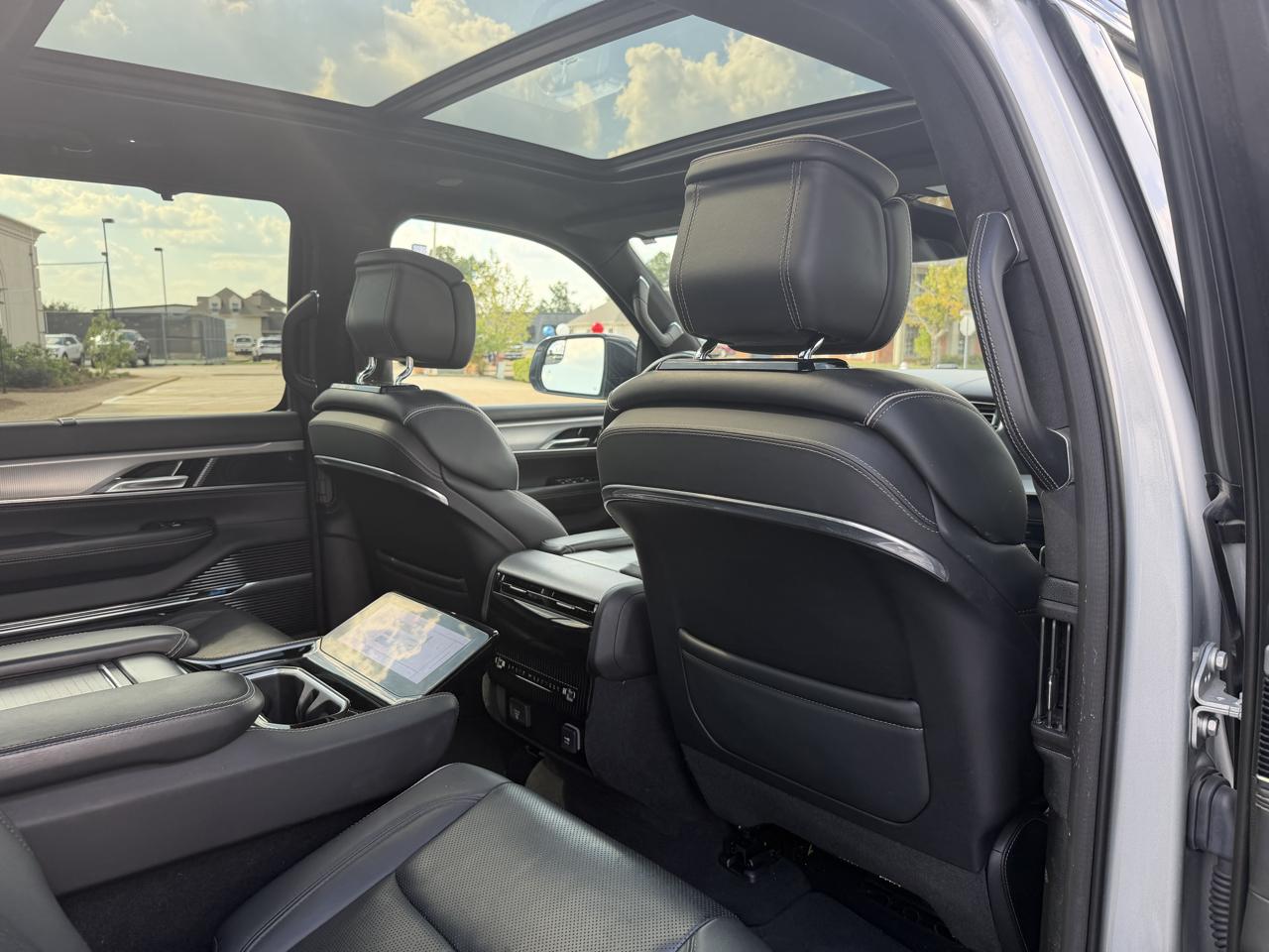 Jeep Grand Wagoneer  2023