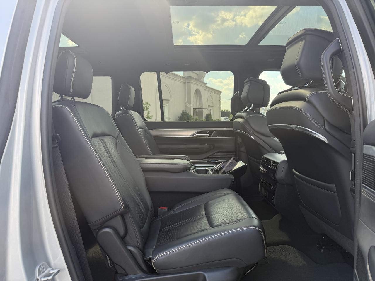 Jeep Grand Wagoneer  2023