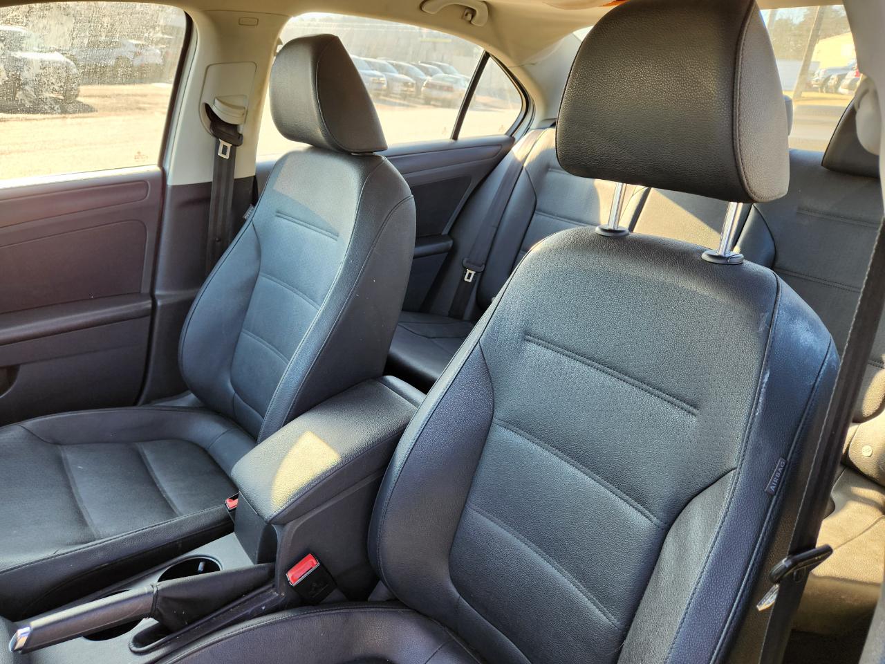 Volkswagen Jetta Sedan 4dr Auto SE PZEV 2011