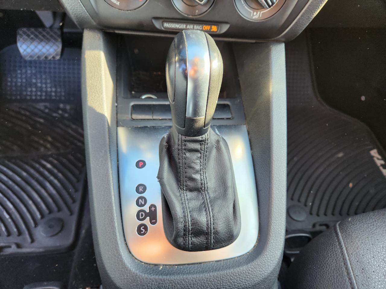 Volkswagen Jetta Sedan 4dr Auto SE PZEV 2011