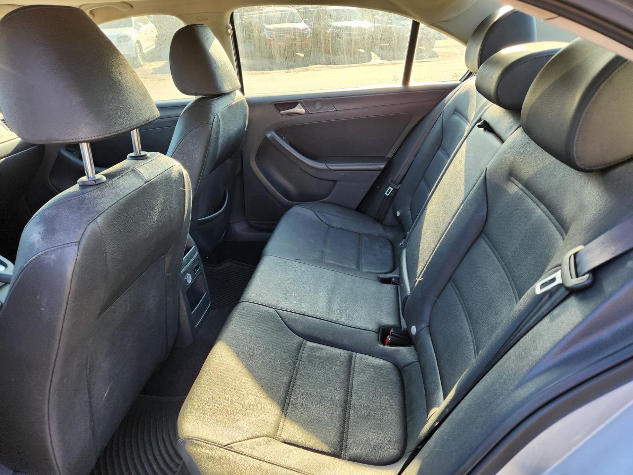 Volkswagen Jetta Sedan 4dr Auto SE PZEV 2011