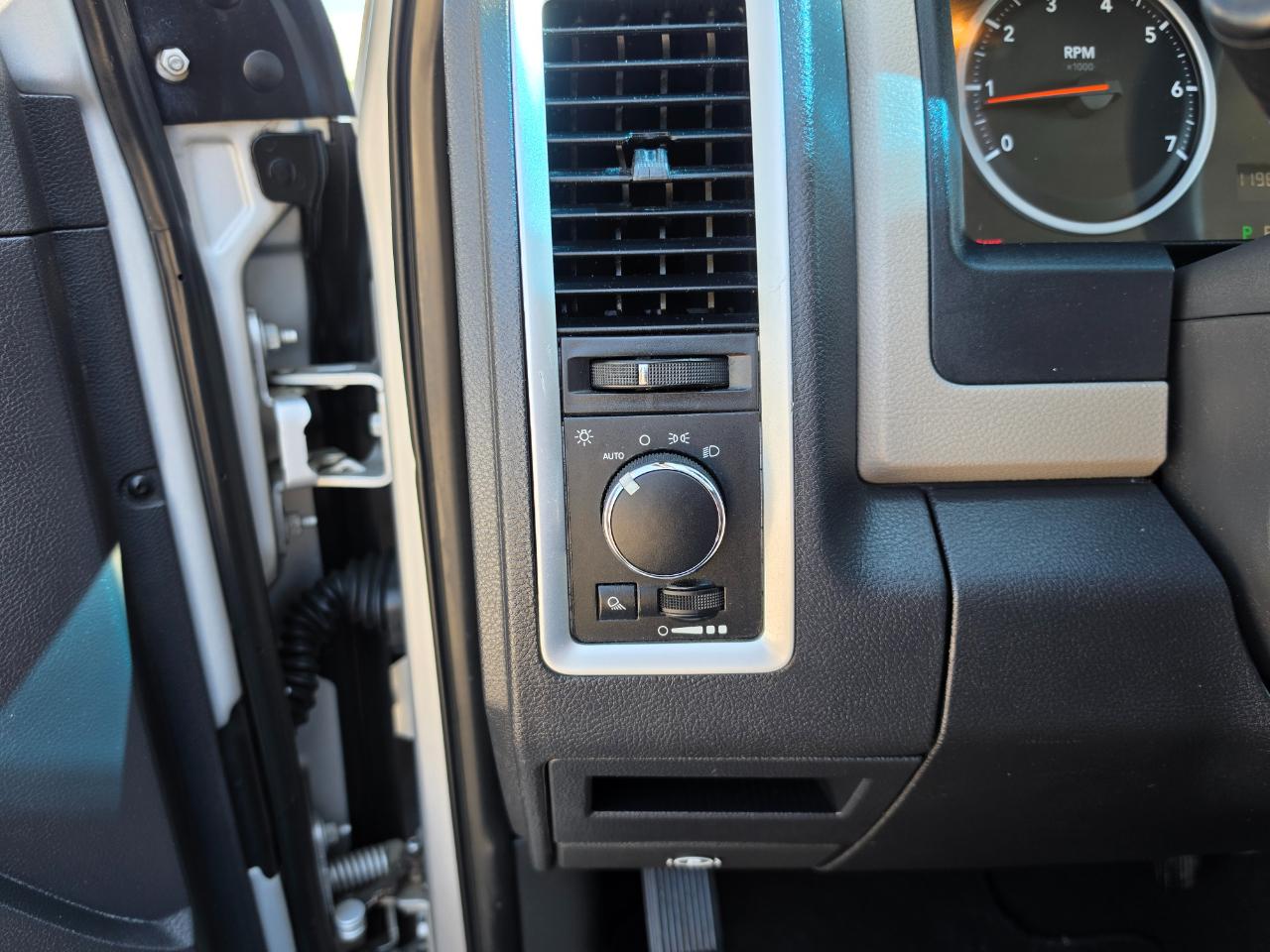 RAM 1500 4WD Quad Cab 140.5" ST 2011