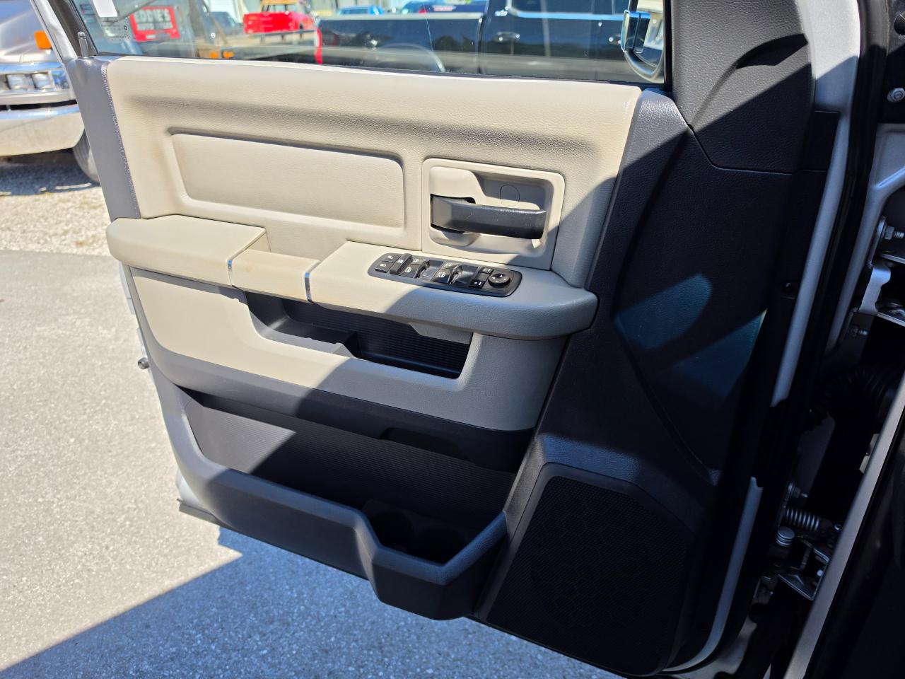 RAM 1500 4WD Quad Cab 140.5" ST 2011