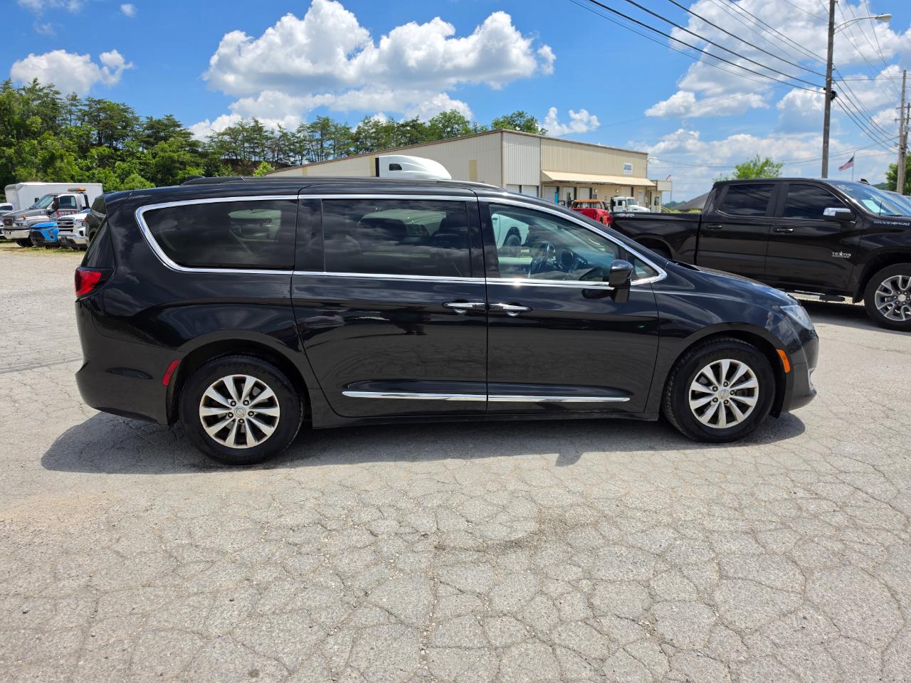 Chrysler Pacifica Touring-L FWD 2017