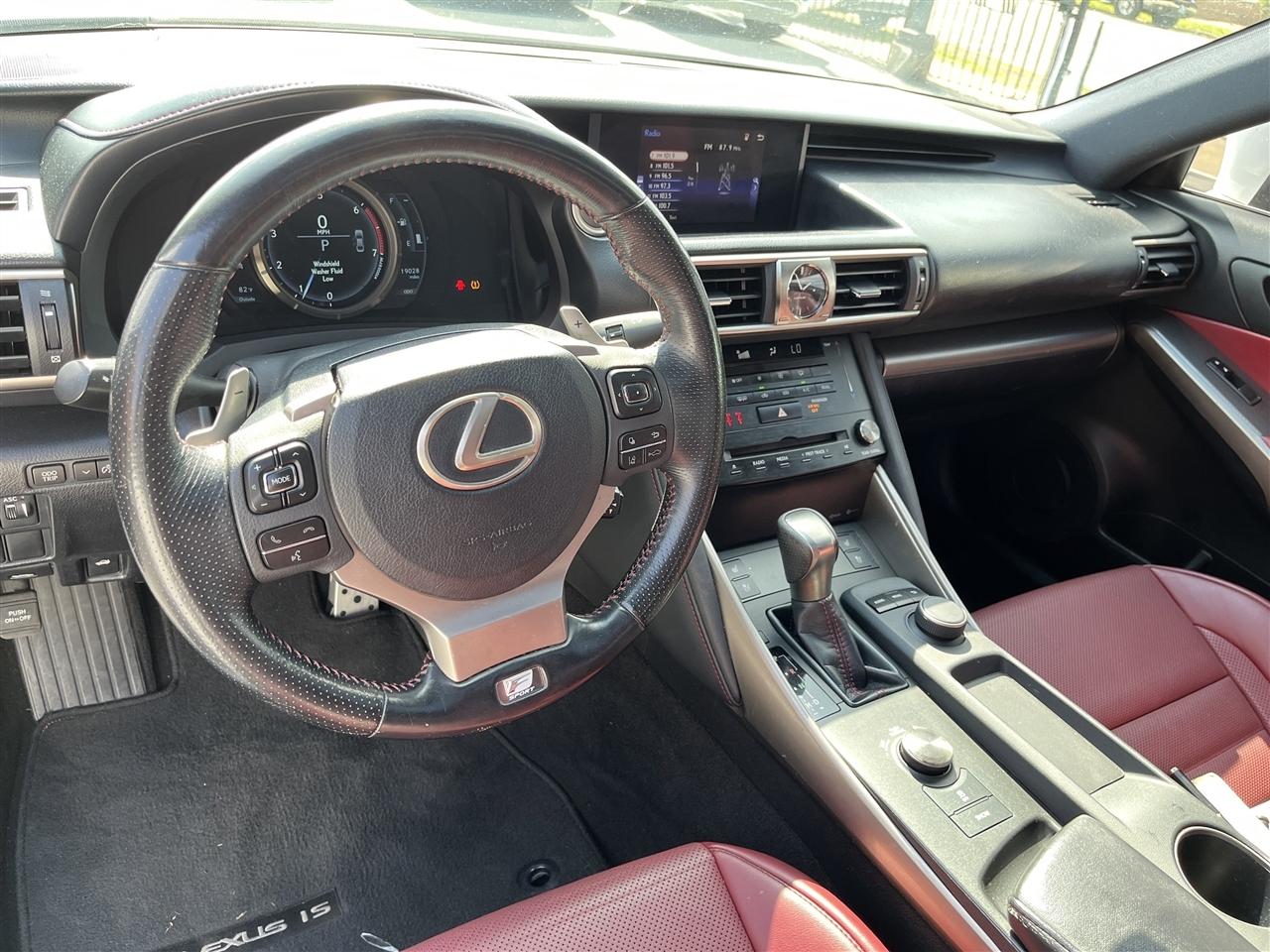 Lexus IS  2018