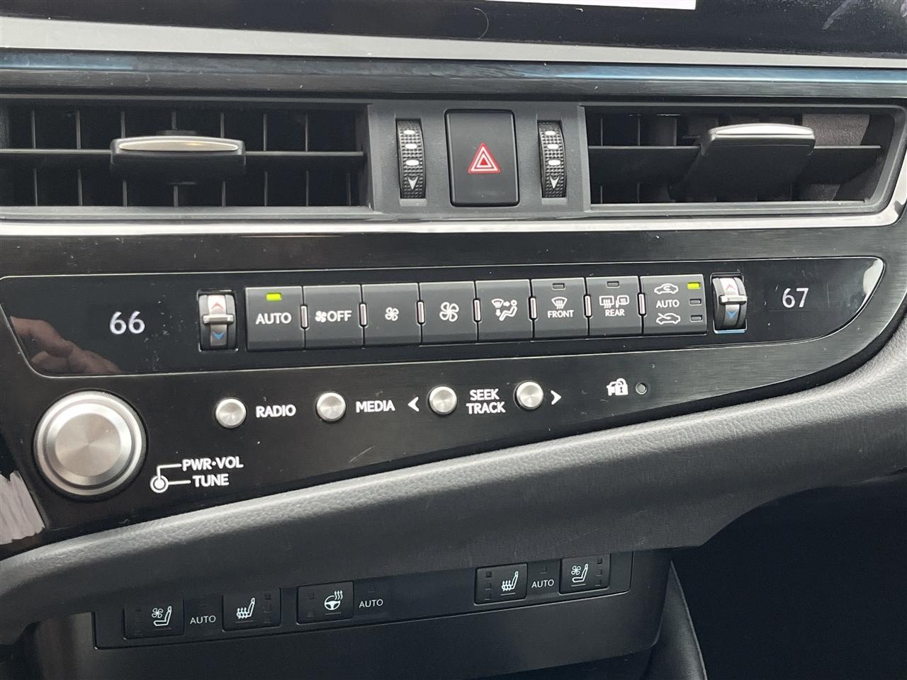 Lexus ES  2023