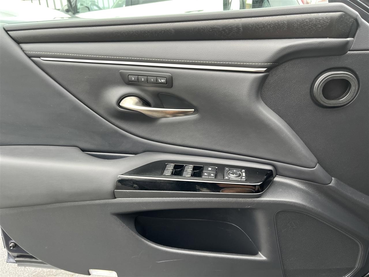 Lexus ES  2023