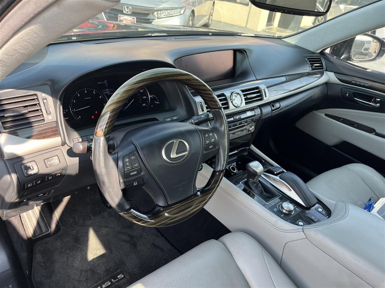 Lexus LS 460  2016