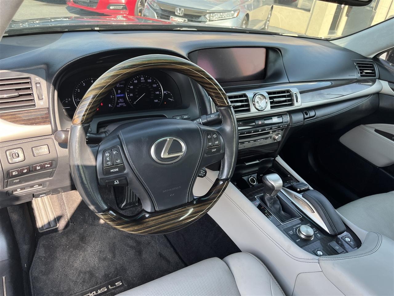 Lexus LS 460  2016