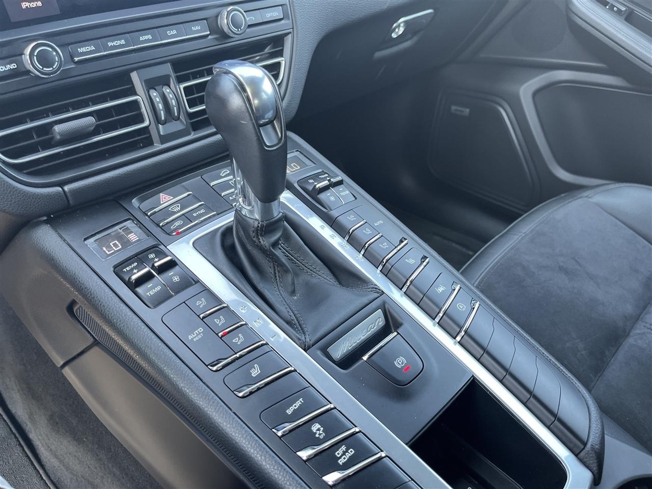 Porsche Macan  2021