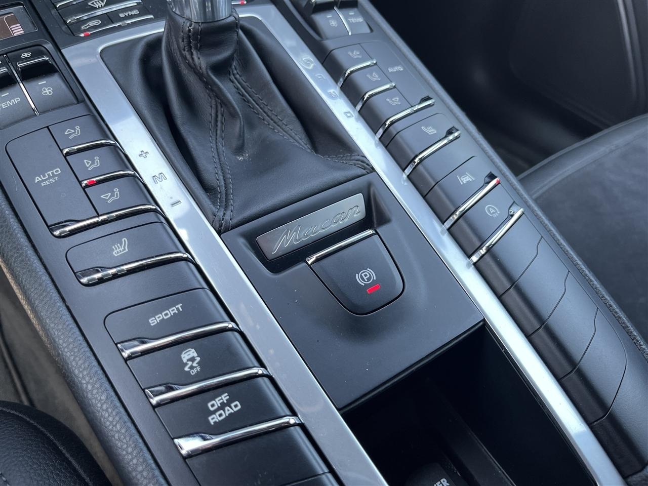 Porsche Macan  2021