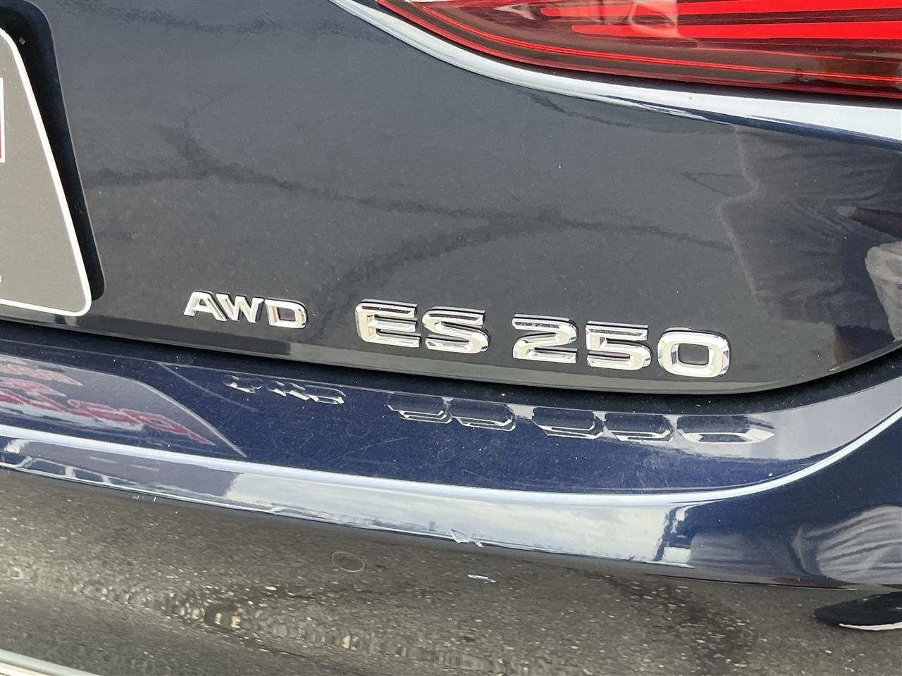 Lexus ES  2023