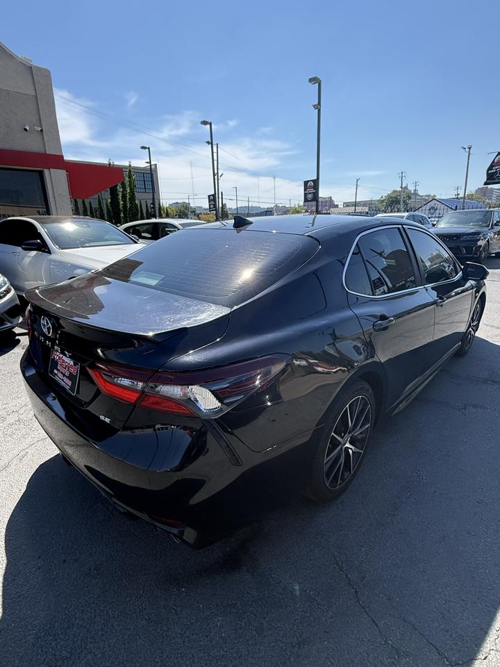 Toyota Camry SE 2021