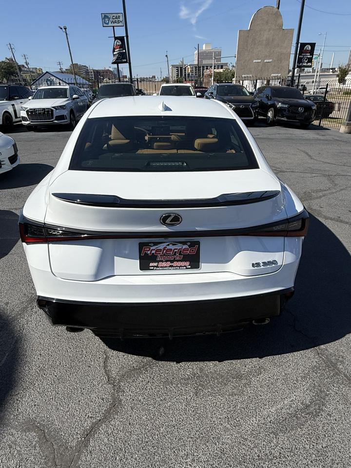 Lexus IS  2024