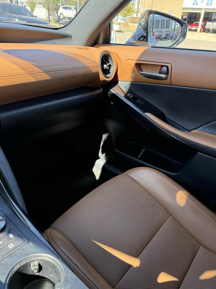 Lexus IS  2024
