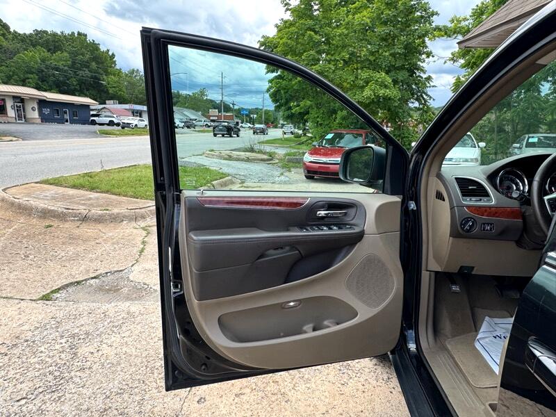 Image 10 of 2014 Chrysler Town & Country Touring