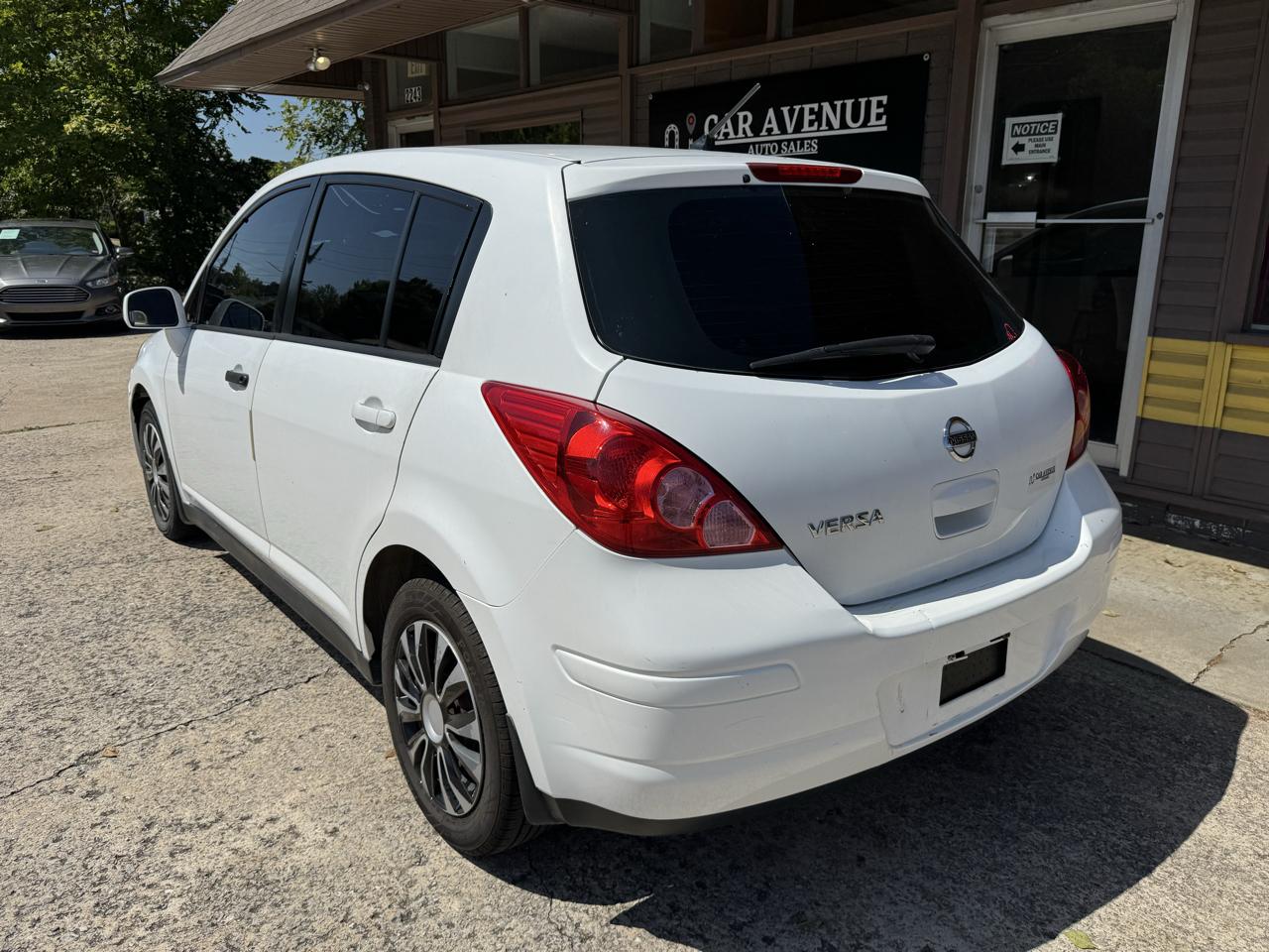 Nissan Versa 1.8 SL Hatchback 2011
