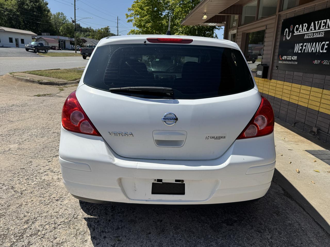 Nissan Versa 1.8 SL Hatchback 2011