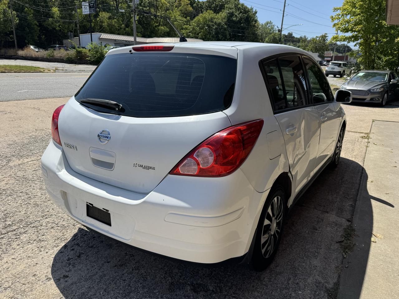 Nissan Versa 1.8 SL Hatchback 2011