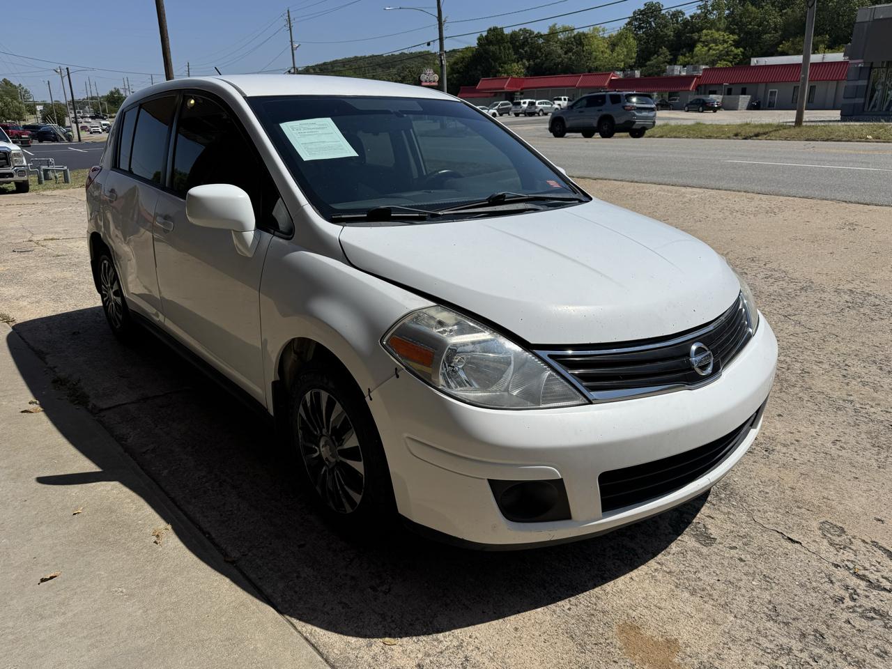 Nissan Versa 1.8 SL Hatchback 2011