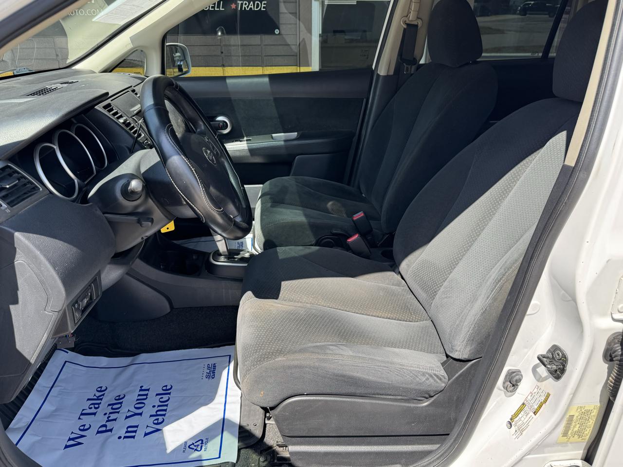 Nissan Versa 1.8 SL Hatchback 2011