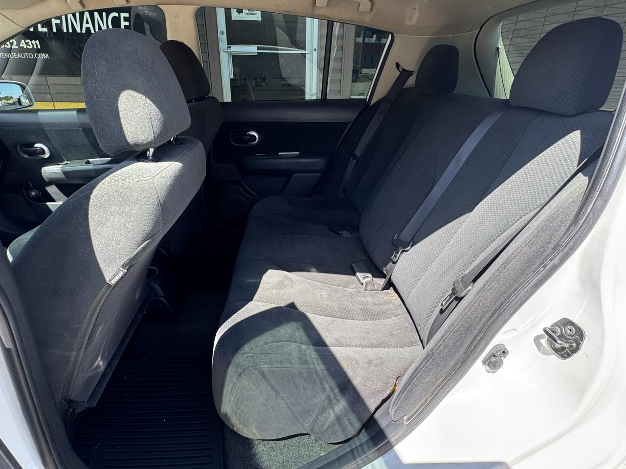 Nissan Versa 1.8 SL Hatchback 2011