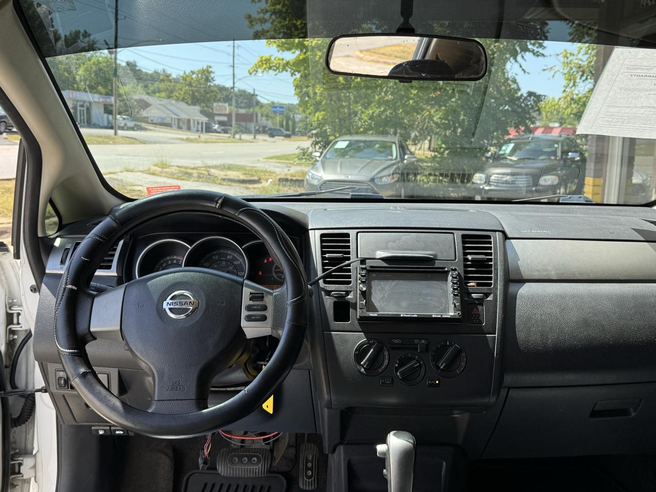 Nissan Versa 1.8 SL Hatchback 2011