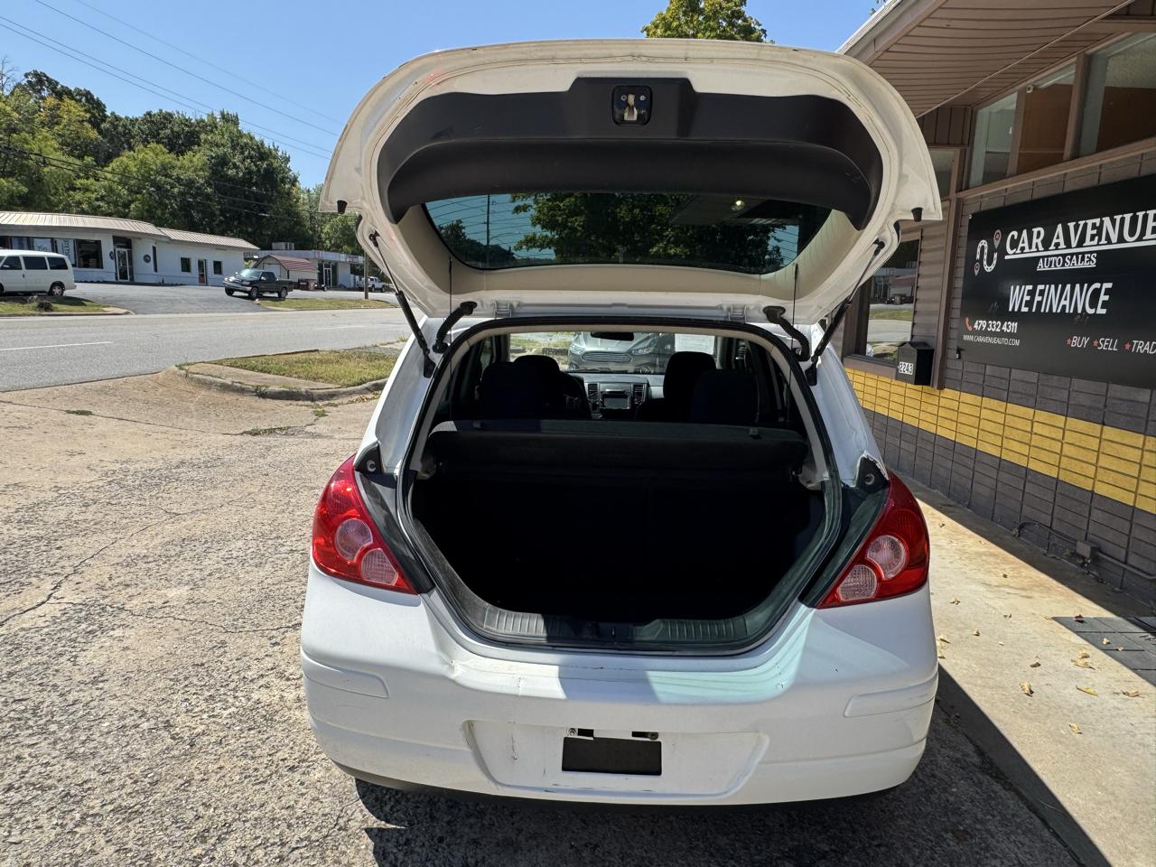 Nissan Versa 1.8 SL Hatchback 2011