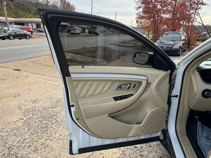 Ford Taurus SE FWD 2016