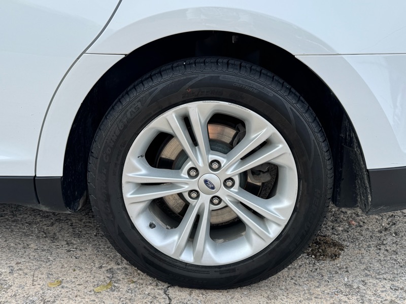 Ford Taurus SE FWD 2016