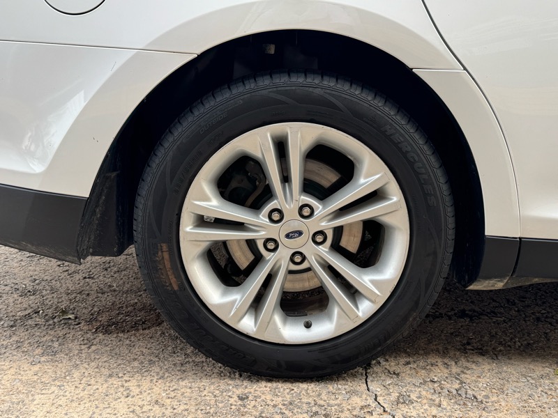 Ford Taurus SE FWD 2016