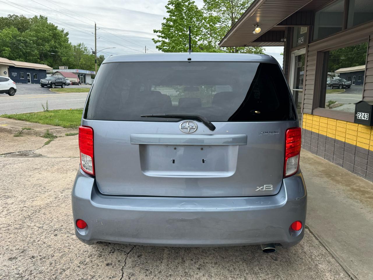 Scion xB 5-Door Wagon 5-Spd MT 2011