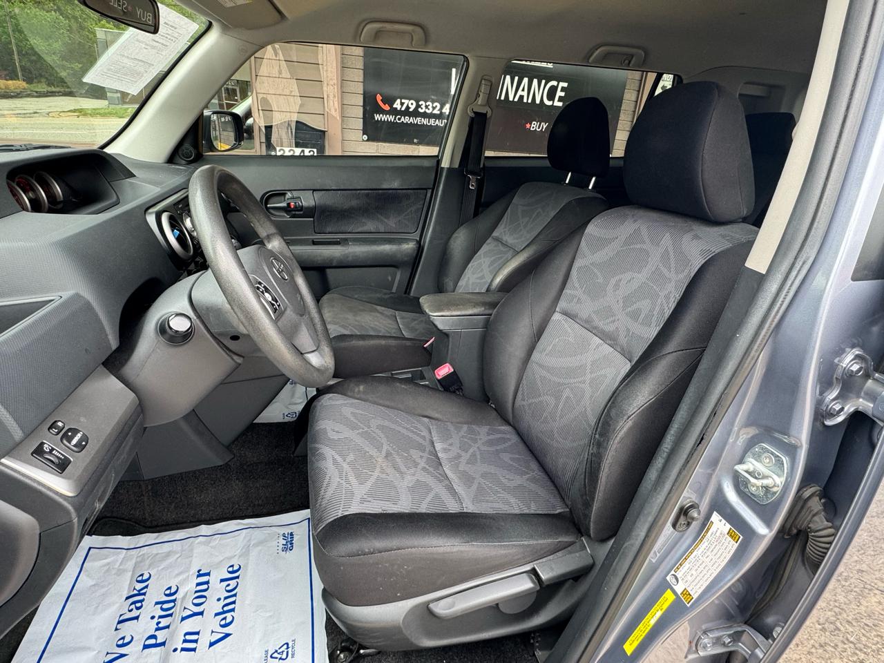 Scion xB 5-Door Wagon 5-Spd MT 2011