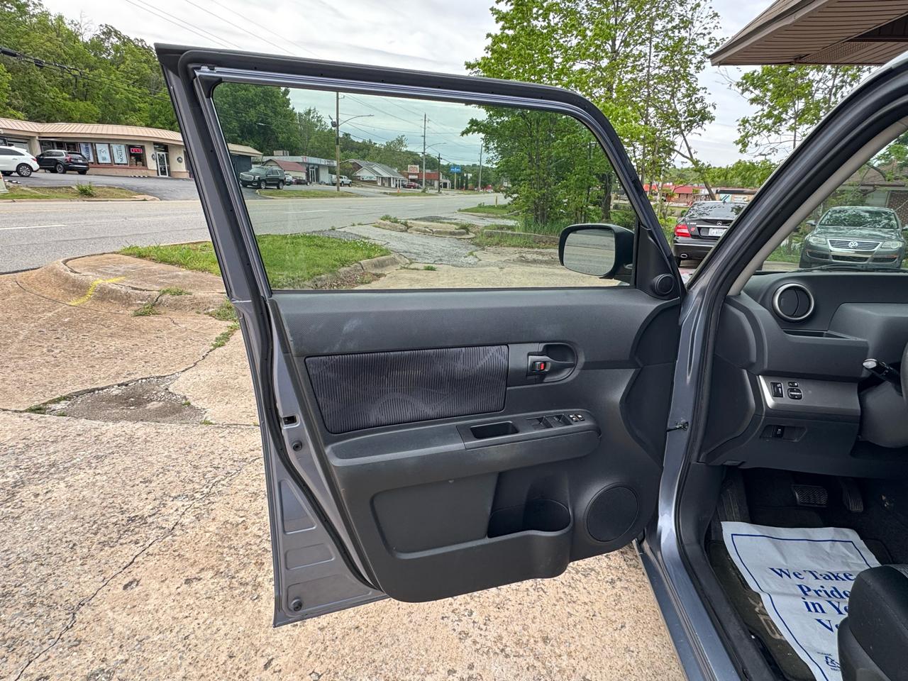 Scion xB 5-Door Wagon 5-Spd MT 2011