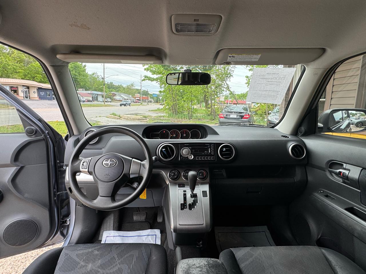 Scion xB 5-Door Wagon 5-Spd MT 2011