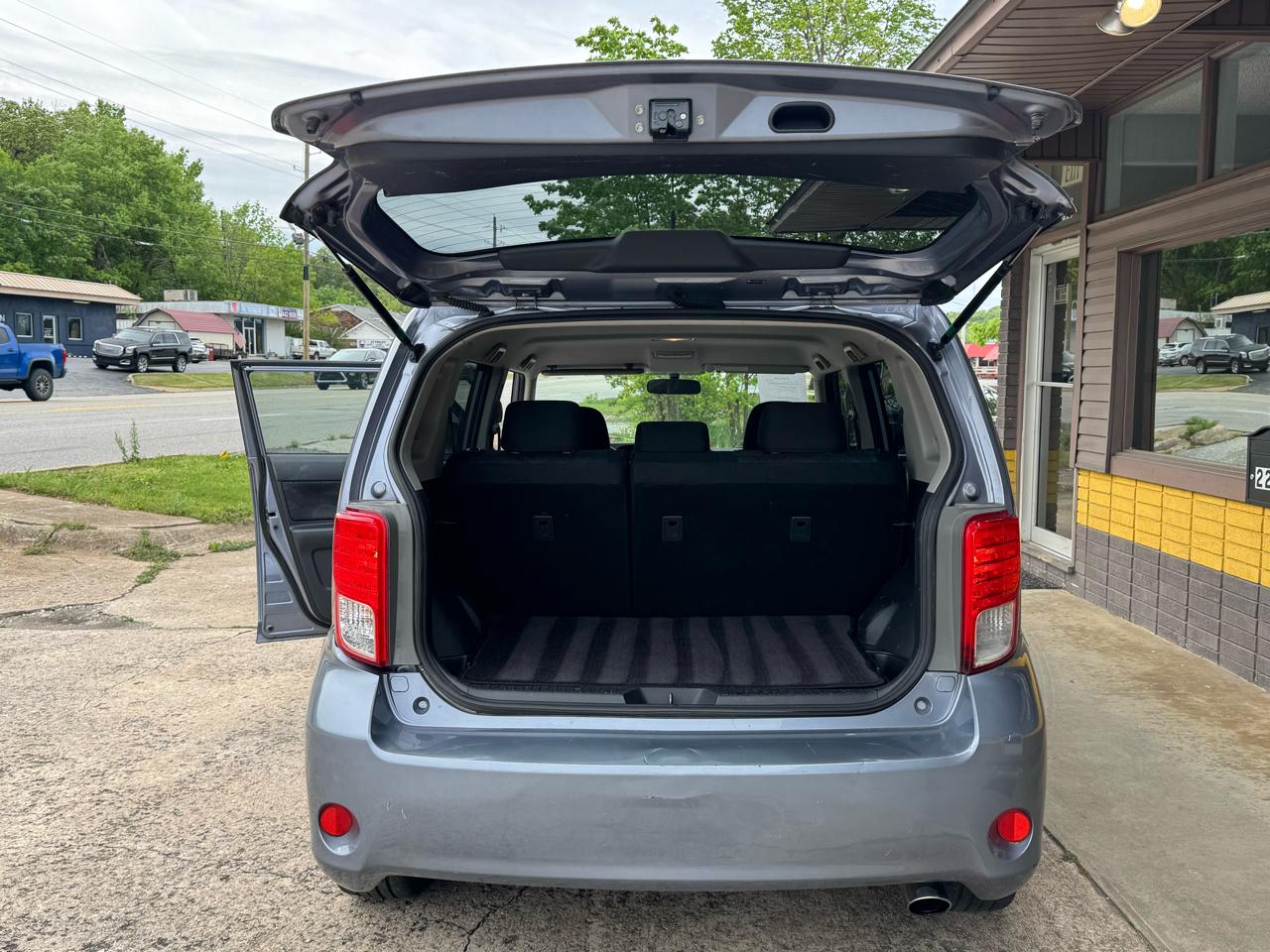 Scion xB 5-Door Wagon 5-Spd MT 2011