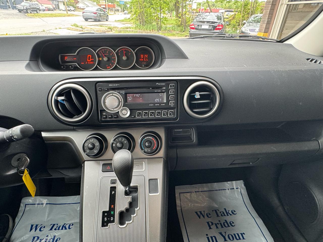 Scion xB 5-Door Wagon 5-Spd MT 2011