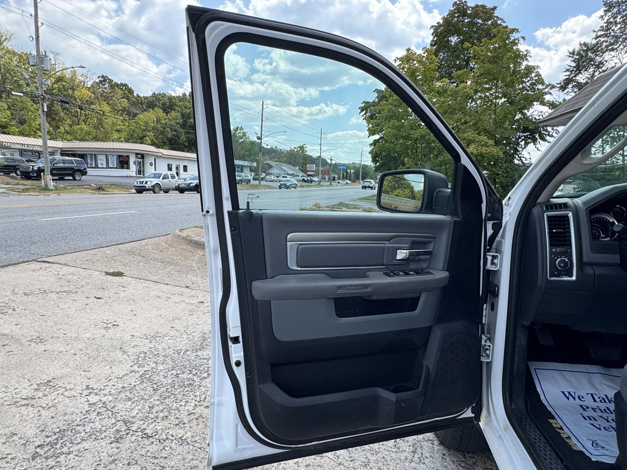 RAM 1500 SLT Crew Cab SWB 4WD 2016
