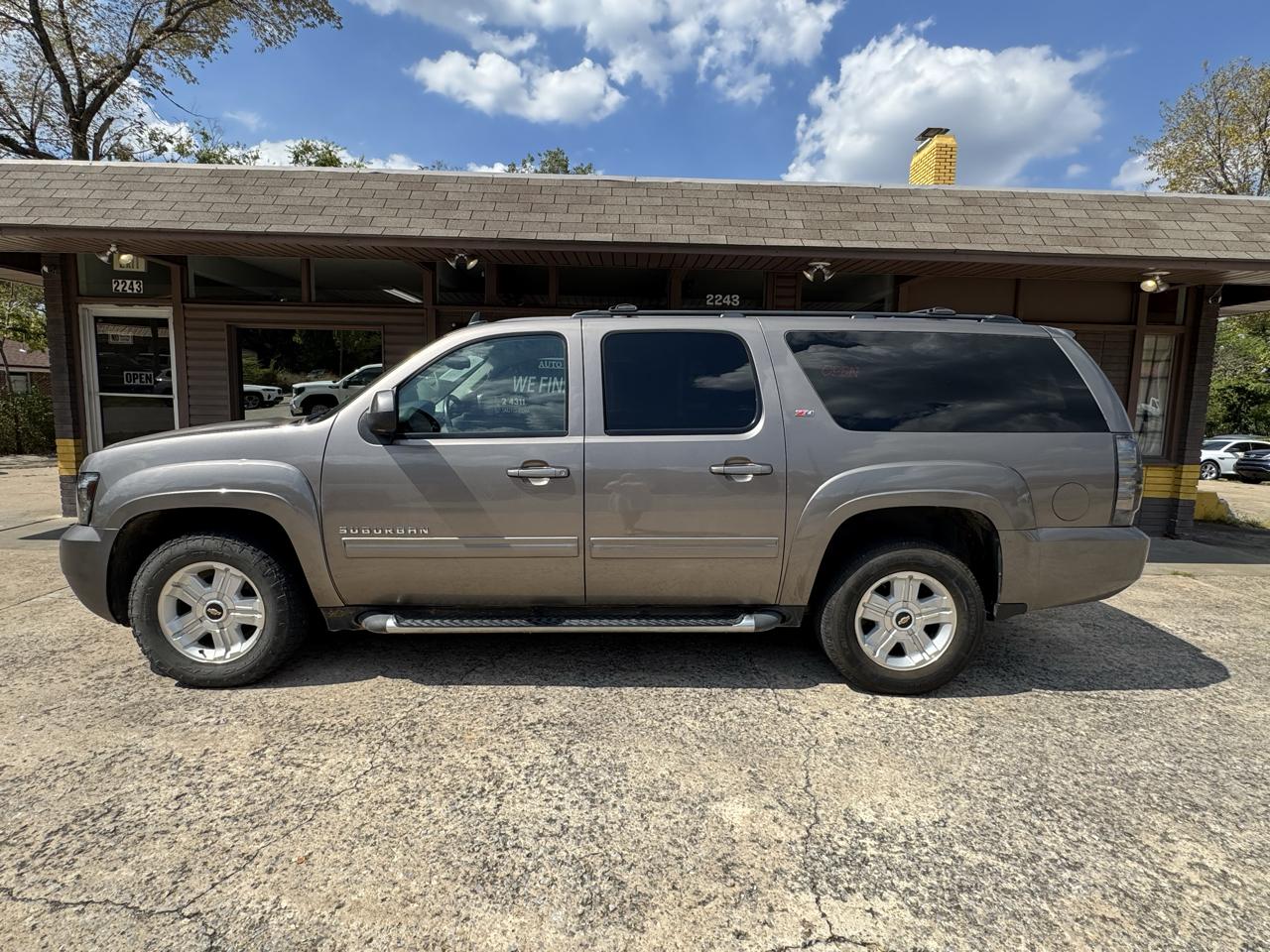 Chevrolet Suburban LT 1500 4WD 2011