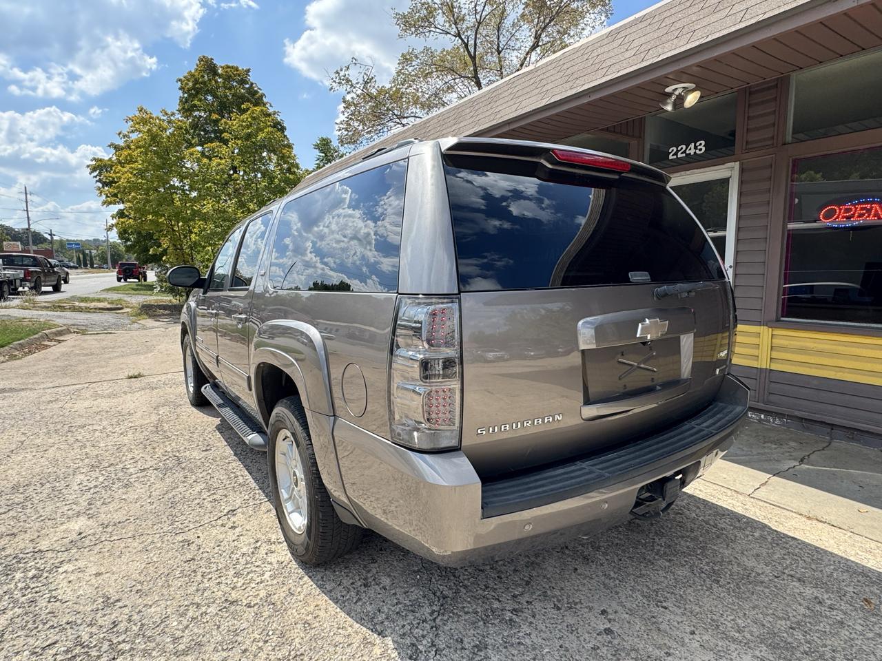 Chevrolet Suburban LT 1500 4WD 2011