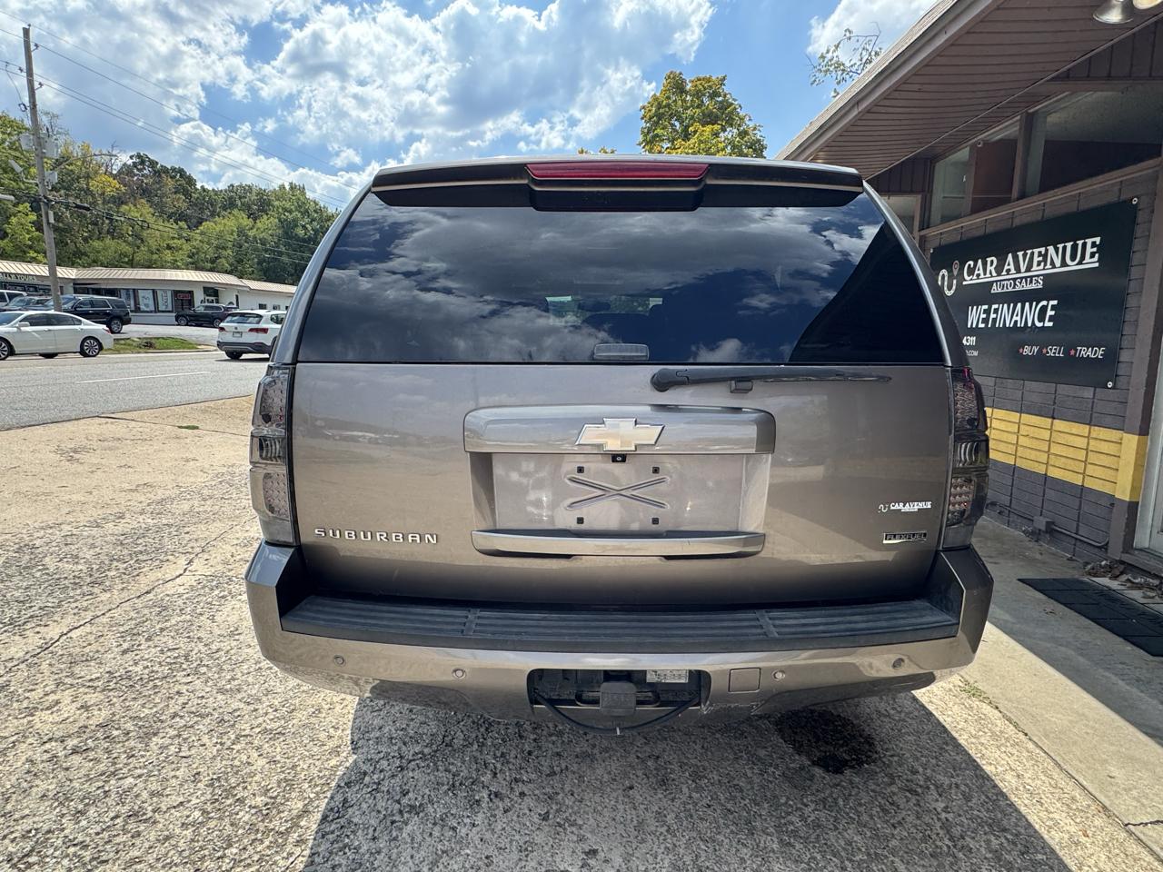 Chevrolet Suburban LT 1500 4WD 2011