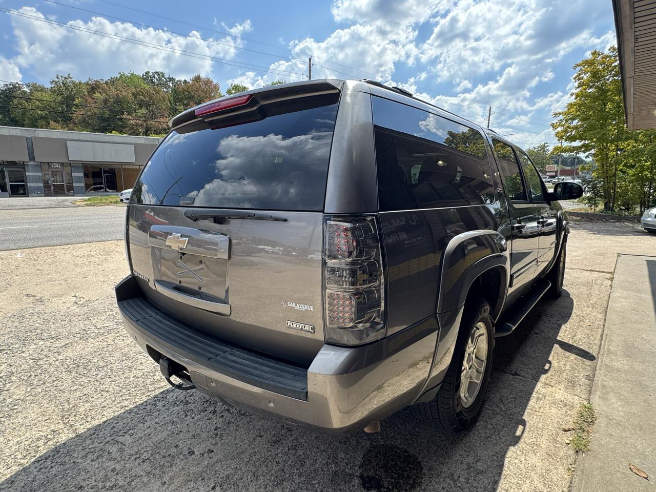 Chevrolet Suburban LT 1500 4WD 2011