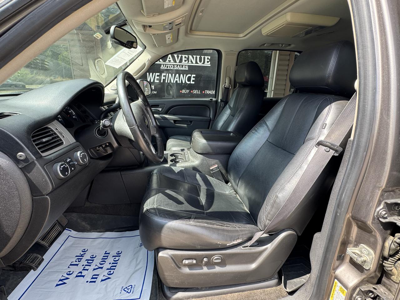 Chevrolet Suburban LT 1500 4WD 2011