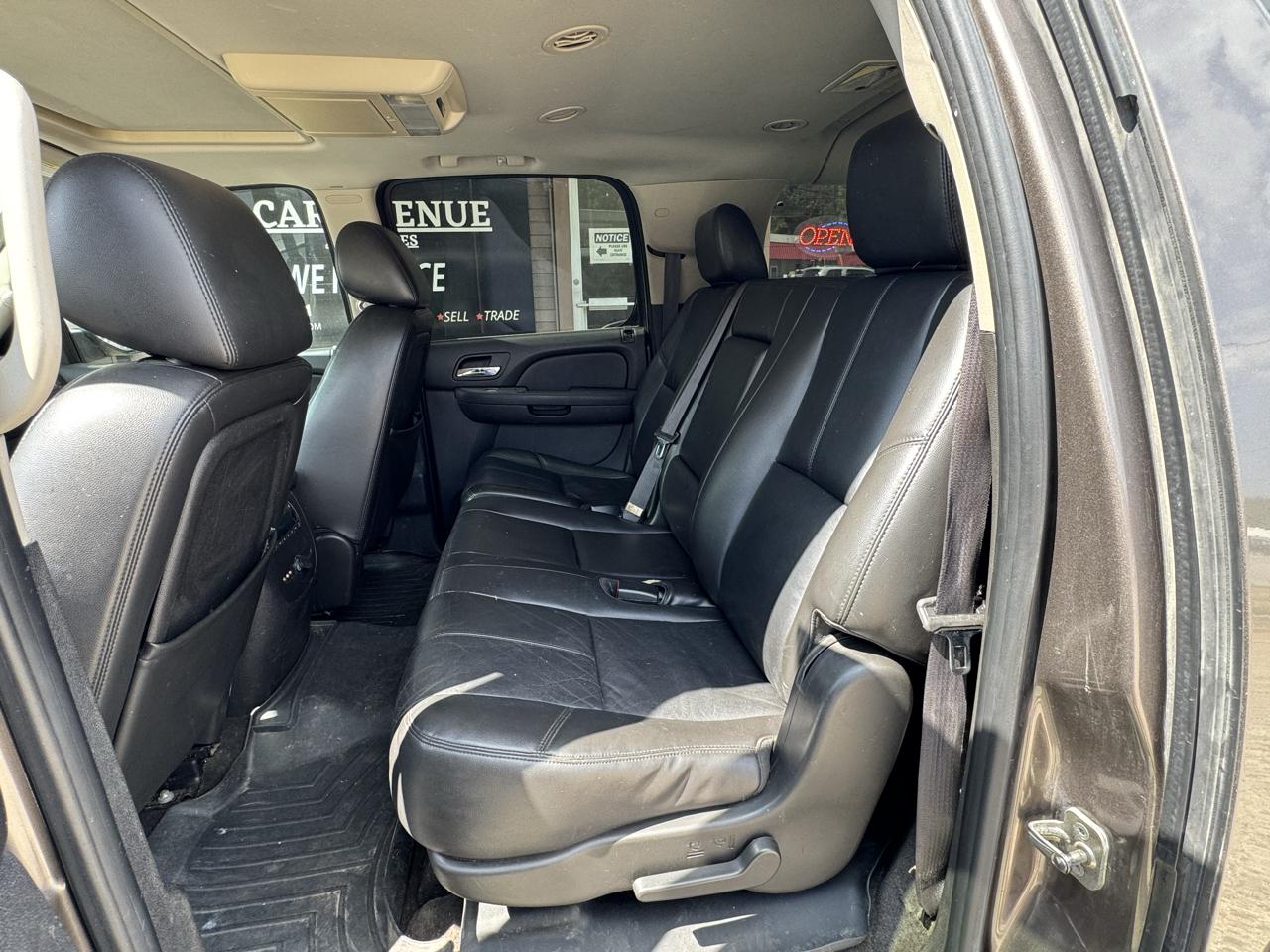 Chevrolet Suburban LT 1500 4WD 2011