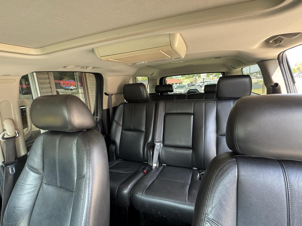 Chevrolet Suburban LT 1500 4WD 2011