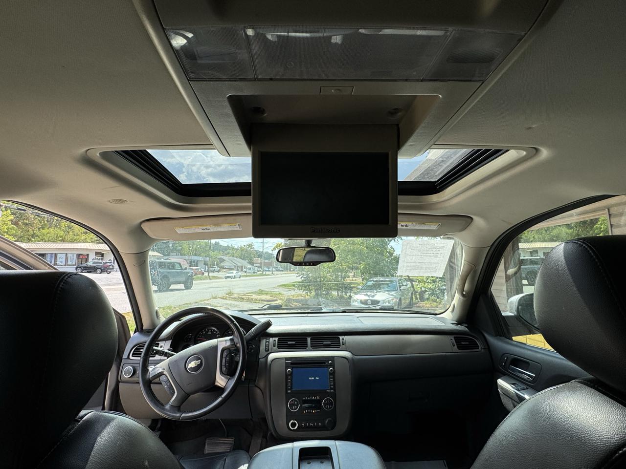 Chevrolet Suburban LT 1500 4WD 2011