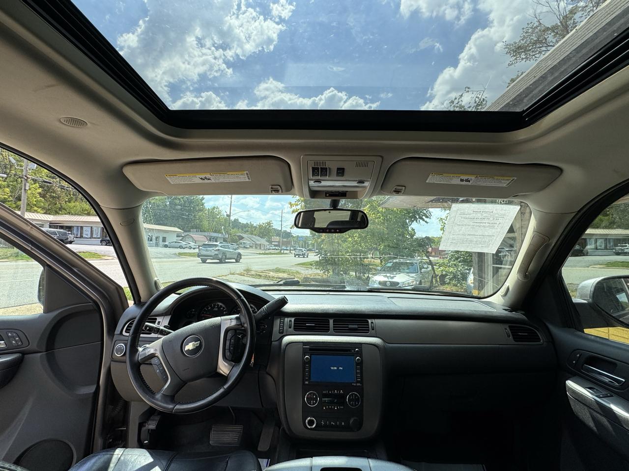 Chevrolet Suburban LT 1500 4WD 2011