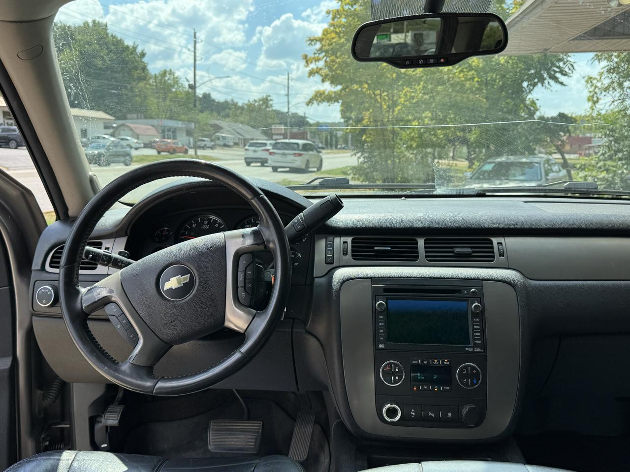 Chevrolet Suburban LT 1500 4WD 2011
